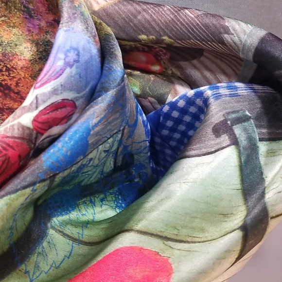 100% pure silk Streissnig scarf 38 x 38 square (maybe even slightly larger) - Picture 16 of 16